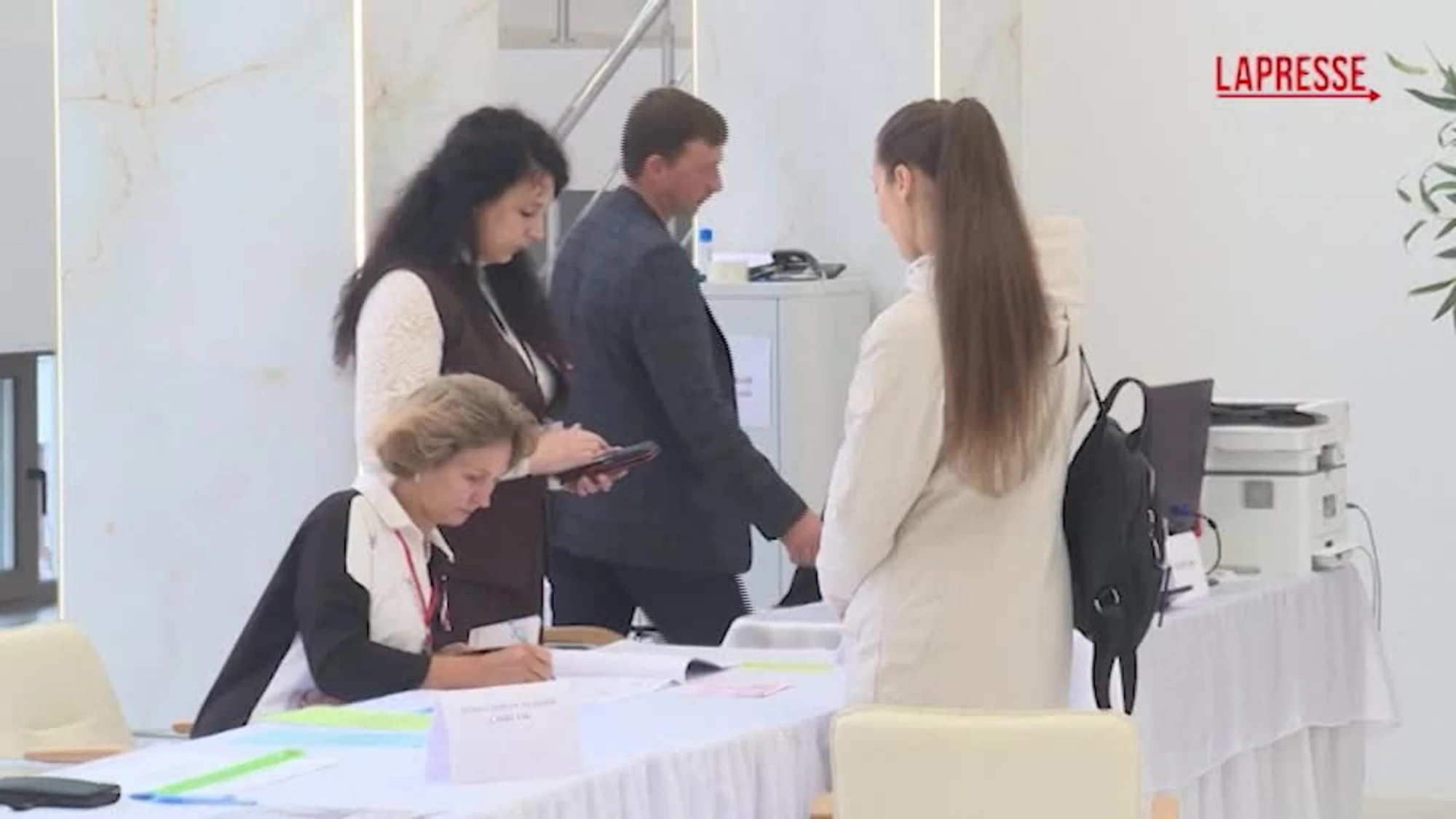 Russia, al via le elezioni per la Duma: i primi votanti nell'estremo Oriente