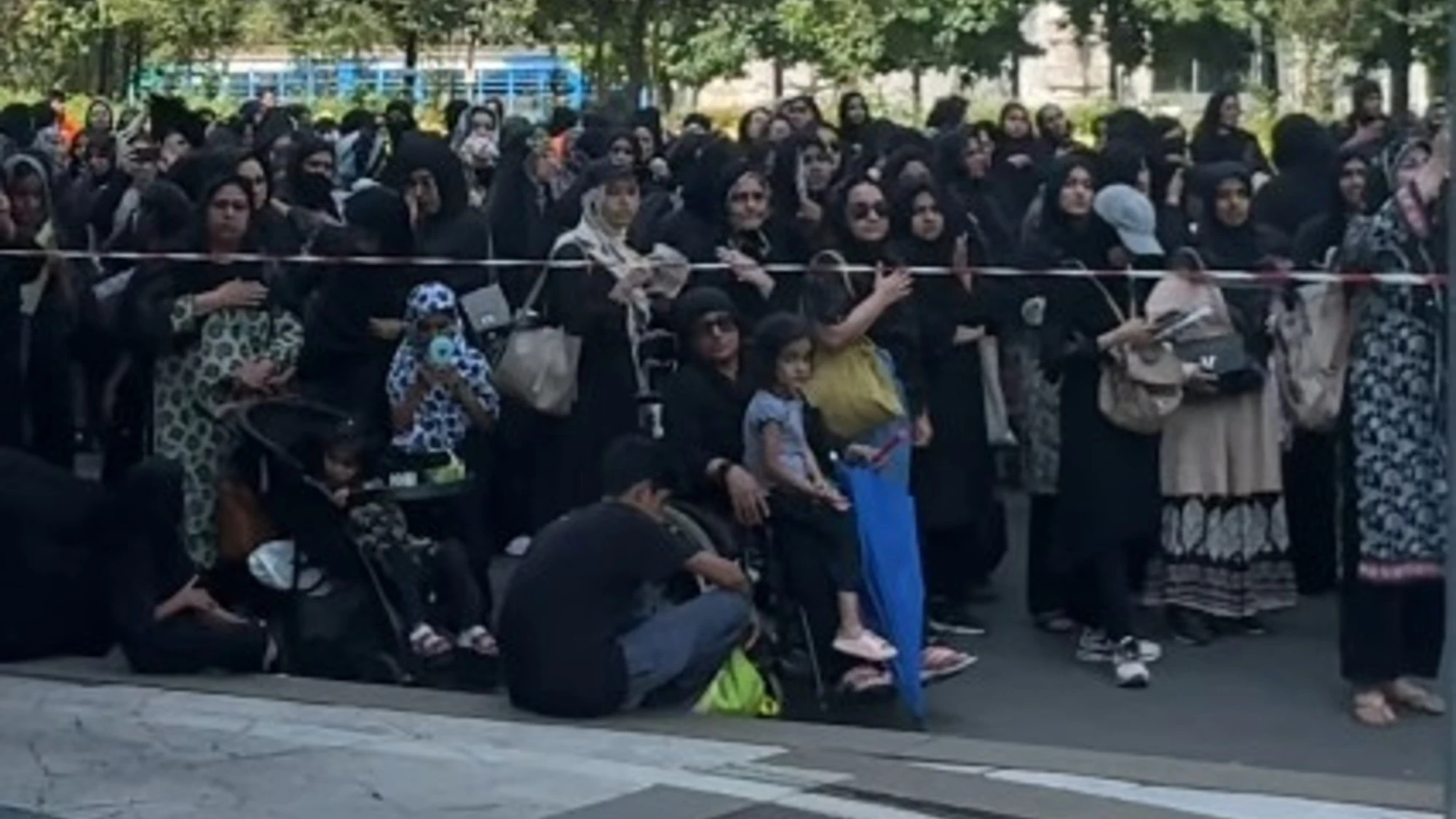 Milano, invasione islamica per l'Ashura: donne nei recinti, "ecco l'integrazione del Pd"