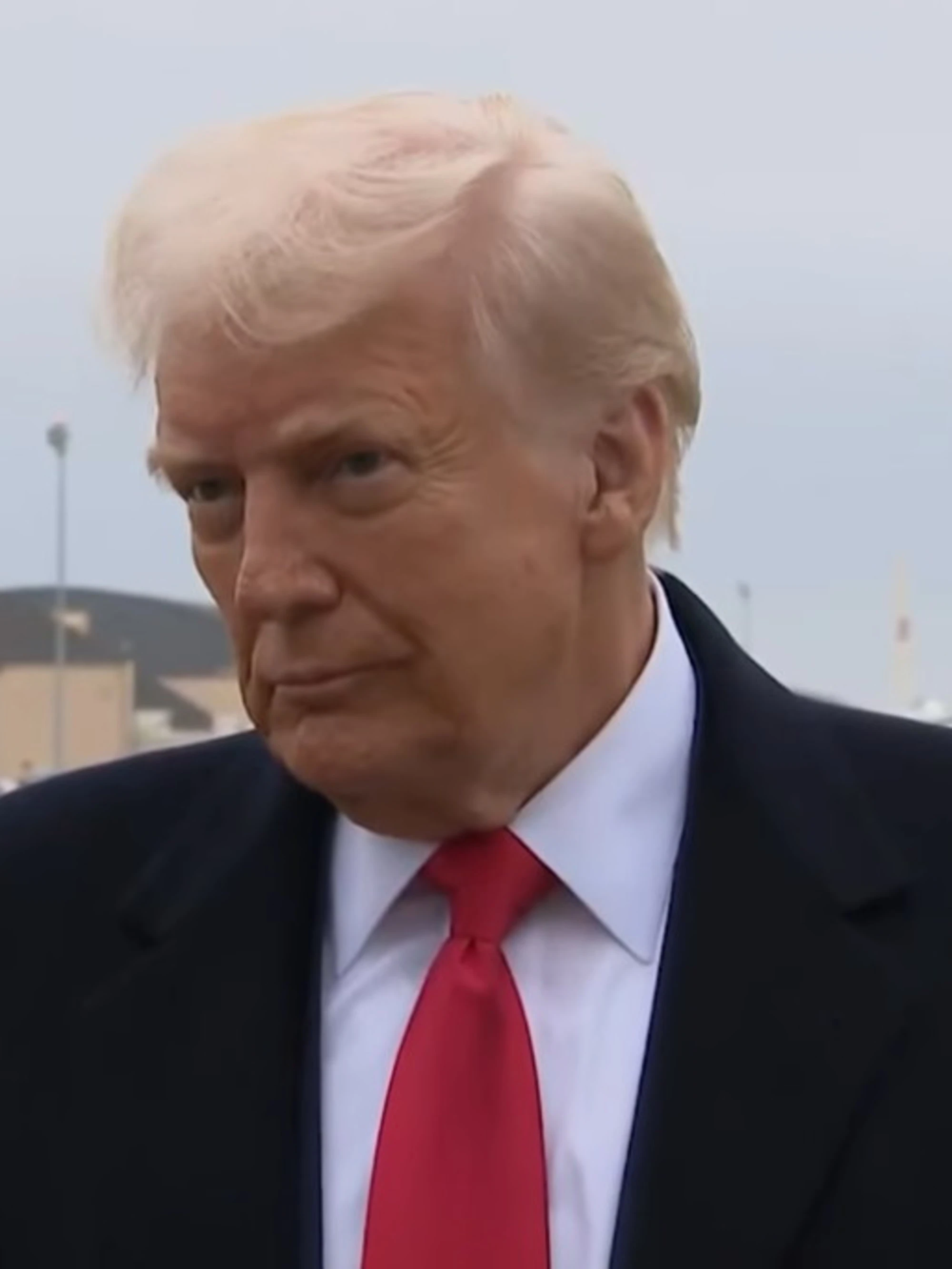 Donald Trump, un operatore lo colpisce in faccia? Clamoroso: ecco come reagisce