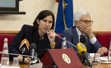 Elly Schlein va da D'Alema e spara balle sul governo