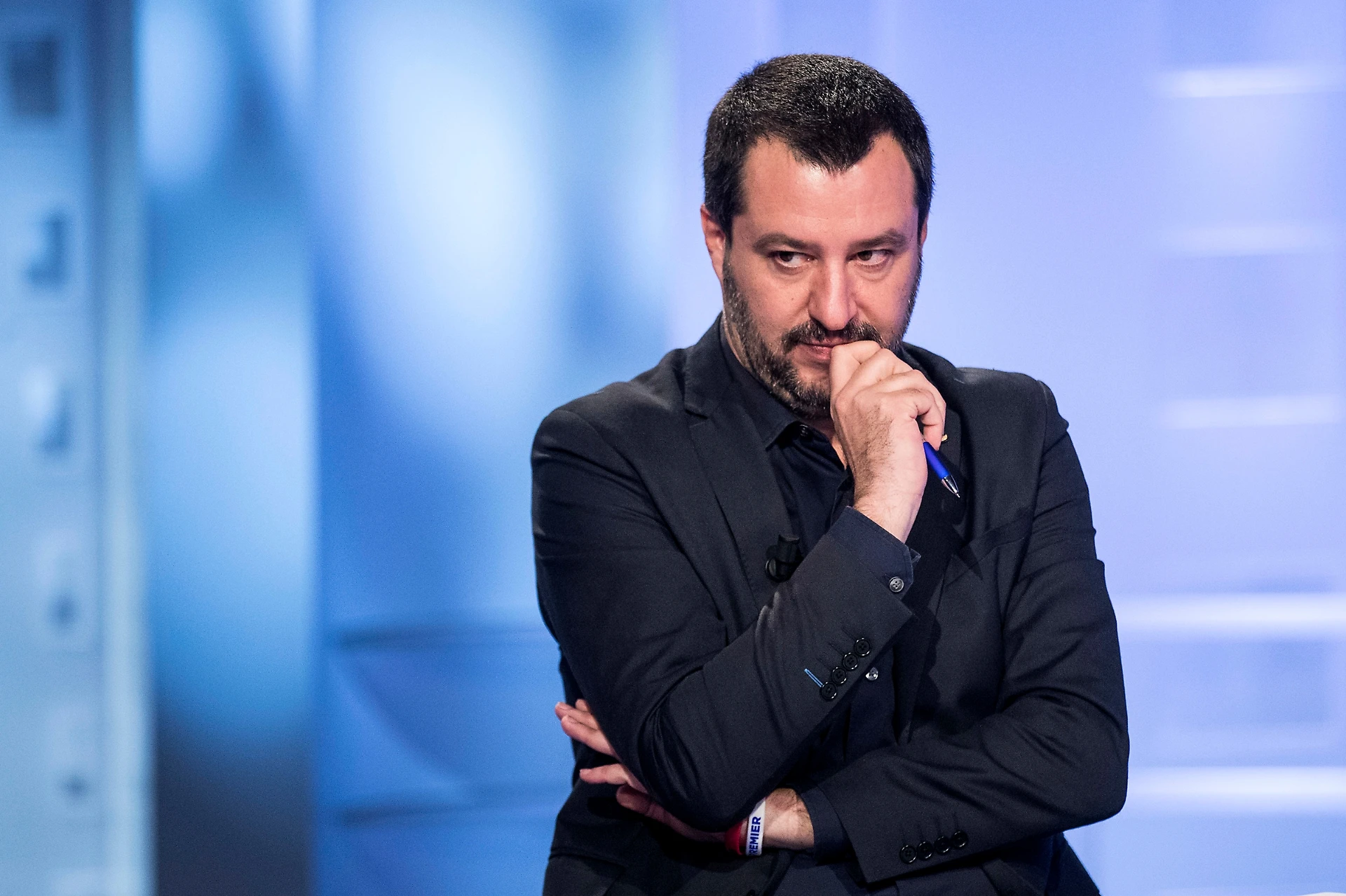 Matteo Salvini, minacce di morte: "Hai tre albanesi puntati su di te, fr*** maiale cornuto". Lui li umilia