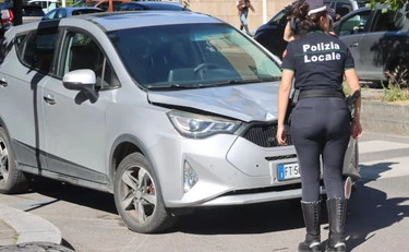 Auto investe coppia di anziani sulle strisce pedonali, un morto