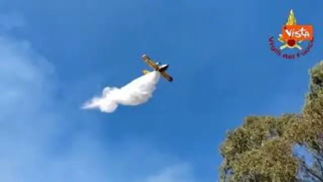 Leggi l'articolo: Incendi Taormina, in azione 3 squadre dei Vigili del Fuoco supportate da Canadair ed elicottero