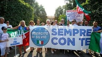 Berlusconi, manifestazione Pdl ad Arcore per la sentenza Ruby