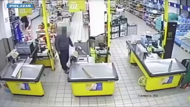 https://media.liberoquotidiano.it/9FDeHKYSg8ahrRewGL_LEKt9VVWLGjHkgcF2vKUNEXQ/width:800/quality:90/aW1hZ2VzLzIwMjUvMDkvMTUvMTIxMDMwMTkzLWEzZjA2OTZkLWM0ZDEtNGQ0ZC1hMWFjLWJkYTBiNGQwOGI3NS5qcGc.webp