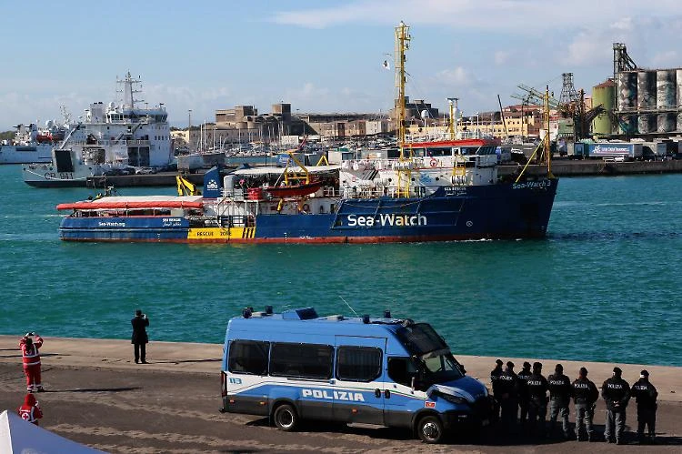 Sea Watch 3, Matteo Salvini: "Traffico di esseri umani, chi sono quelli della ong"