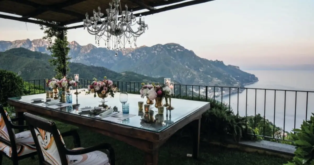 Sospeso tra mito e cielo: l'arte del bel vivere sulla cima di Ravello