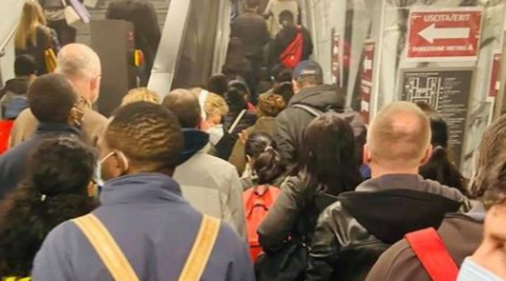 Matteo Salvini e la foto della metropolitana di Roma: "Assurdo e indegno, e Conte chiude luoghi sicuri"
