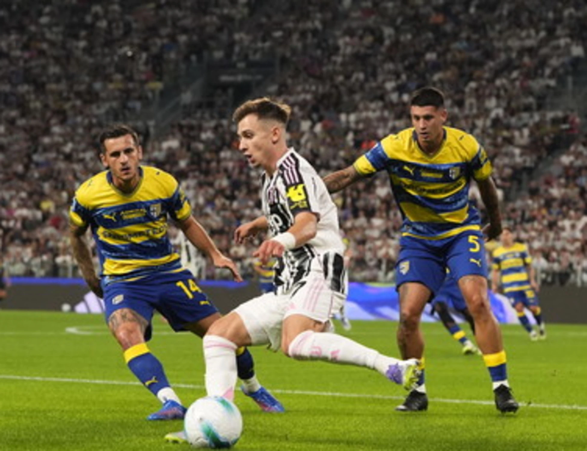 Juve-Parma 2-0, i bianconeri volano con i gol di David e Vlahovic