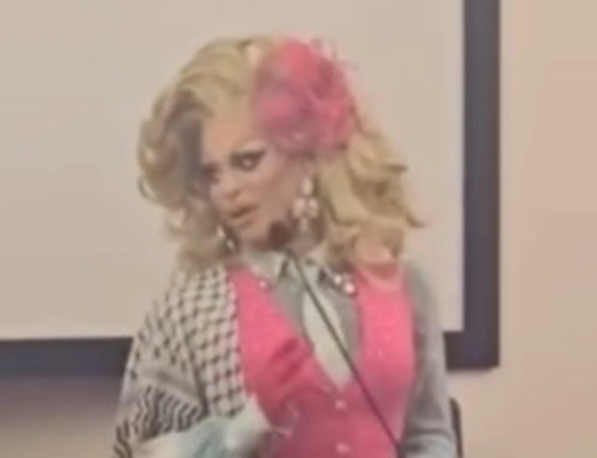 Priscilla, la drag queen va a scuola e insulta il governo: "Trogloditi, che dite?"