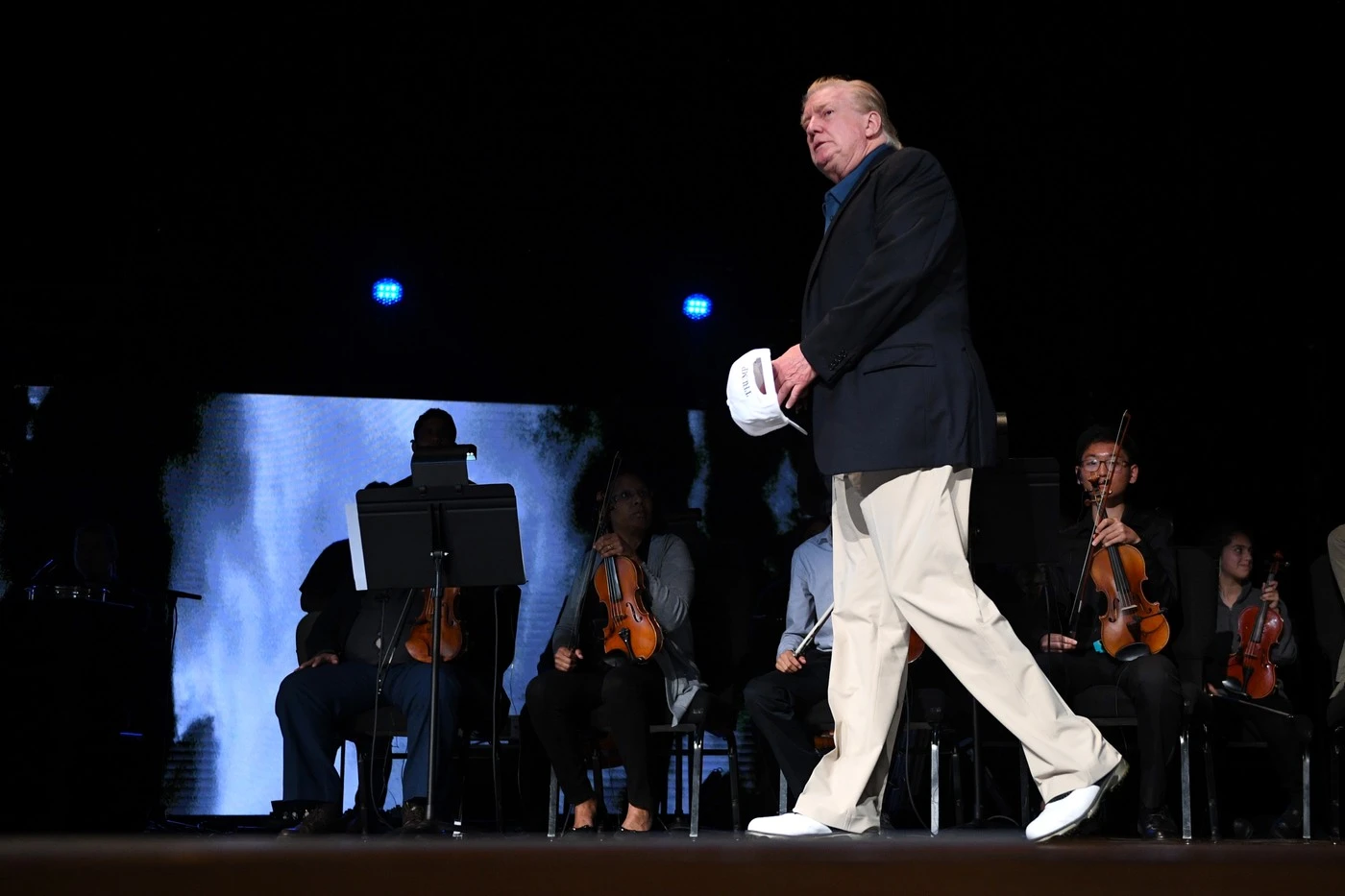 Donald Trump, gaffe alla preghiera per la strage in Virginia: sul palco con le scarpe da golf