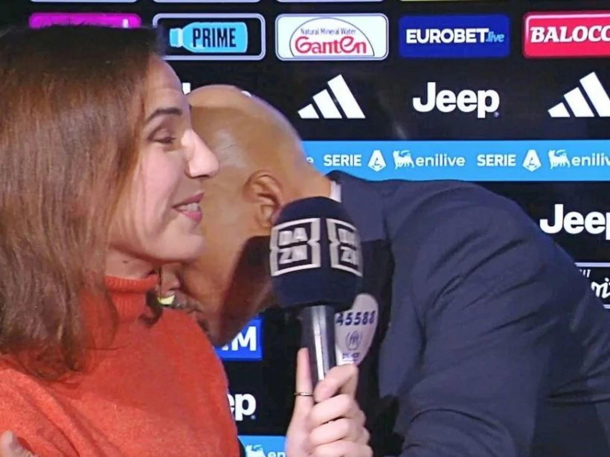 Luciano Spalletti bacia Federica Zille: "Questo è un contatto"