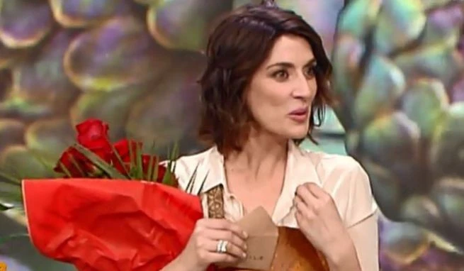 La prova del cuoco, Elisa Isoardi riceve in diretta cento rose. Ammiratore segreto o Matteo Salvini?