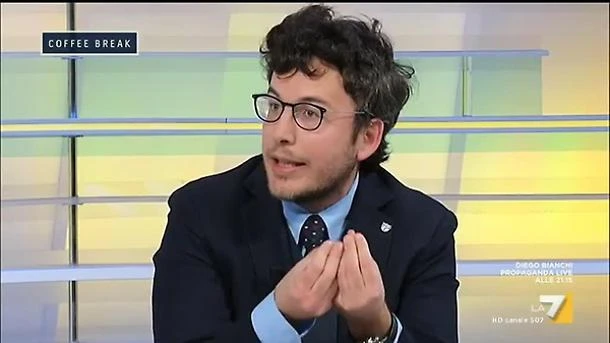 Diego Fusaro: "Chi critica Salvini al Papeete è lo stesso che va ai gay pride ignudo e con parrucconi fucsia"