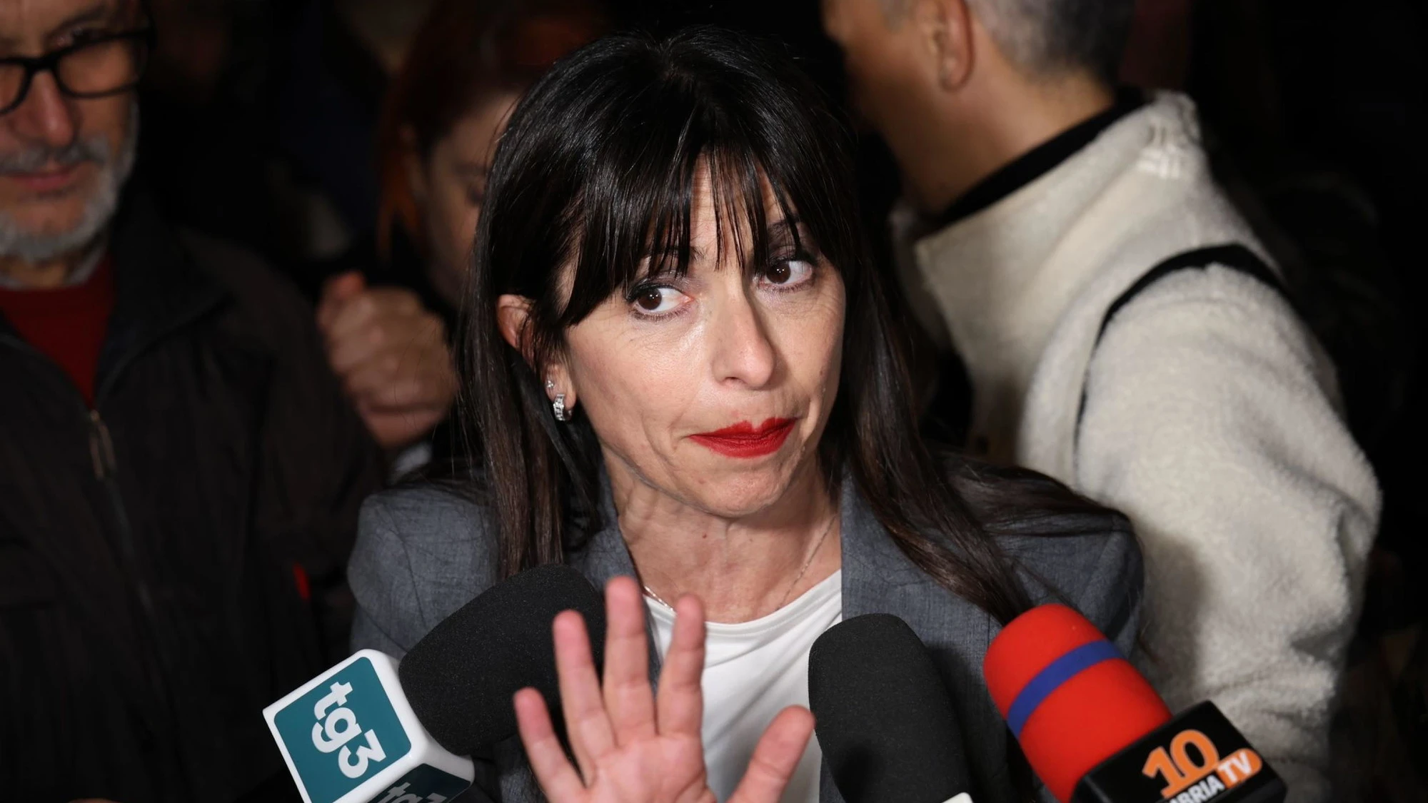 Umbria, Lega e Fdi incalzano Proietti: 226 mila euro all’hotel della cognata e del marito della presidente