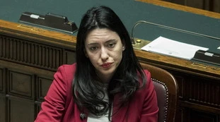 Lucia Azzolina, revocato l'incarico a Vespa: "Il mio stalker, mi minaccia di morte e sfoga gli istinti sessuali"