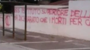 No-vax, orrore al cimitero: queste scritte sulle tombe, delirio e sfregio ai morti