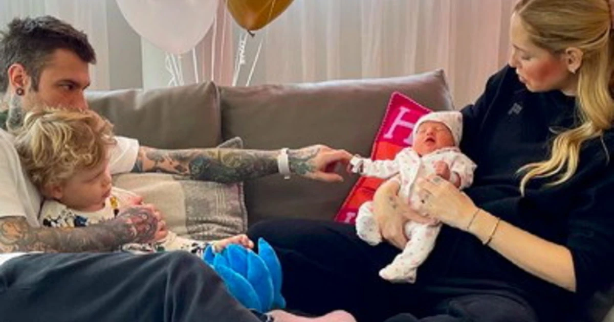 Chiara Ferragni e Fedez, il piccolo Leone incontra la sorellina per la prima volta. Il papà commenta: "E' nero"