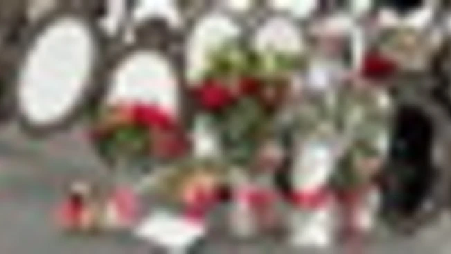 Valentino, rosa rossa sul feretro e in Piazza Mignanelli