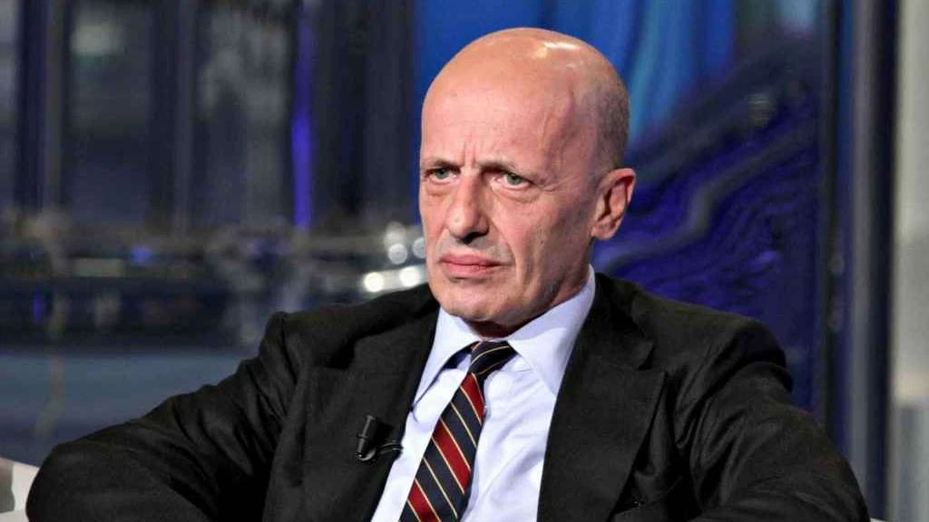 Alessandro Sallusti sull'immigrazione: "Con Salvini al governo le cose sarebbero state chiare"