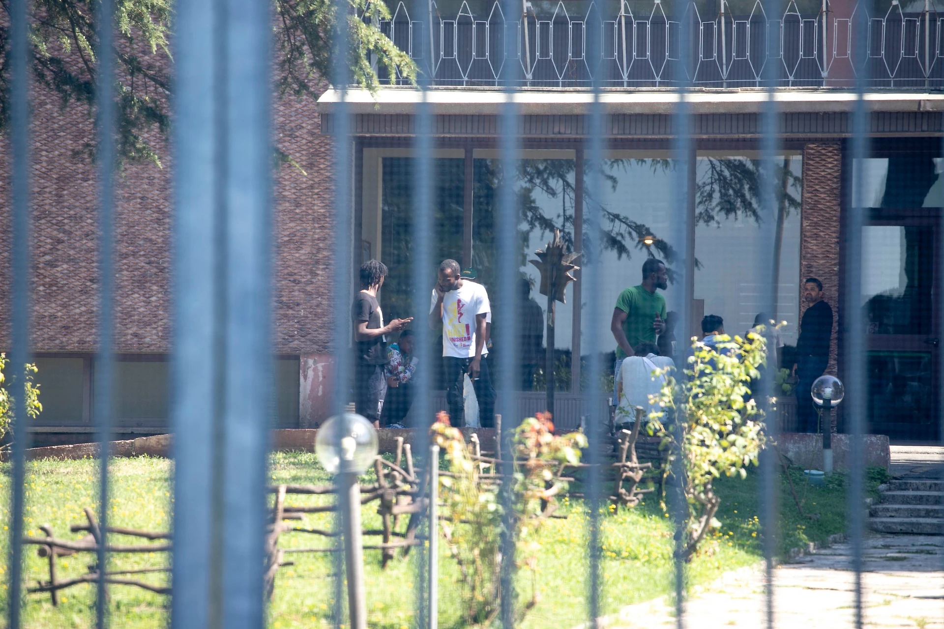 "Niente coprifuoco per i migranti", il Pd se la prende con la Lega, ma l'idea è stata di Renzi