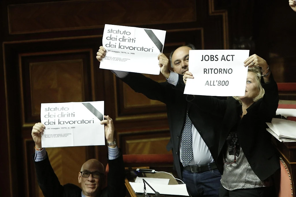 Jobs Act, fiducia al Senato: 166 sì, 112 no. Scontri tra Cobas e polizia davanti a Palazzo Madama: tre feriti e due fermati