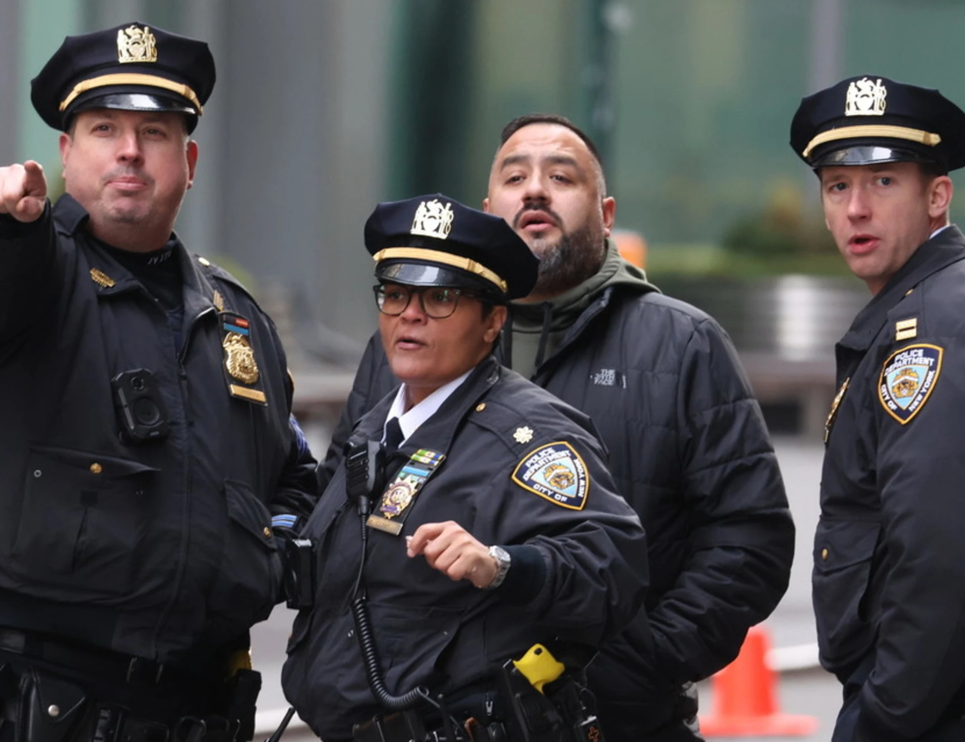 Usa, finto agente di polizia spara a due onorevoli: panico a Minneapolis
