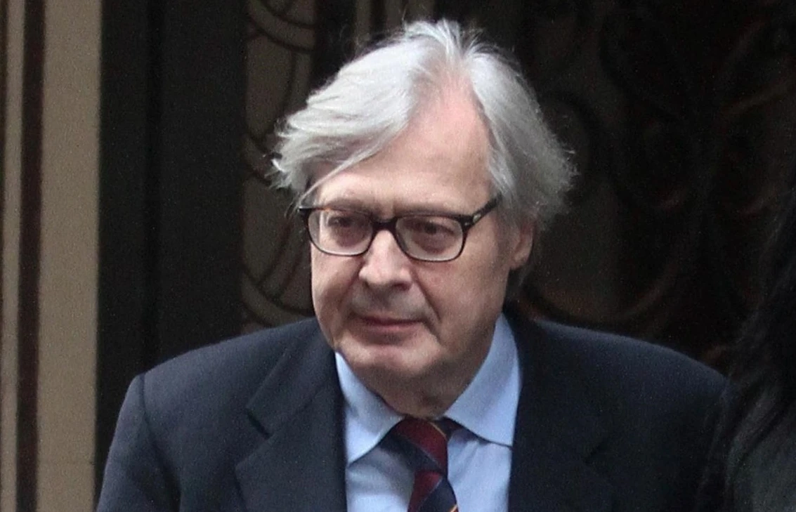 Vittorio Sgarbi, la lezione sulla fandonia del ritorno fascista: "L'unico partito simile a quello del Duce è il M5s di Luigi Di Maio"