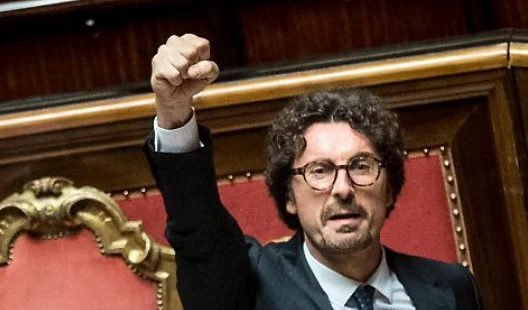 DiMartedì, Gene Gnocchi umilia lo zimbello Danilo Toninelli: "Il pugno chiuso? È che..."