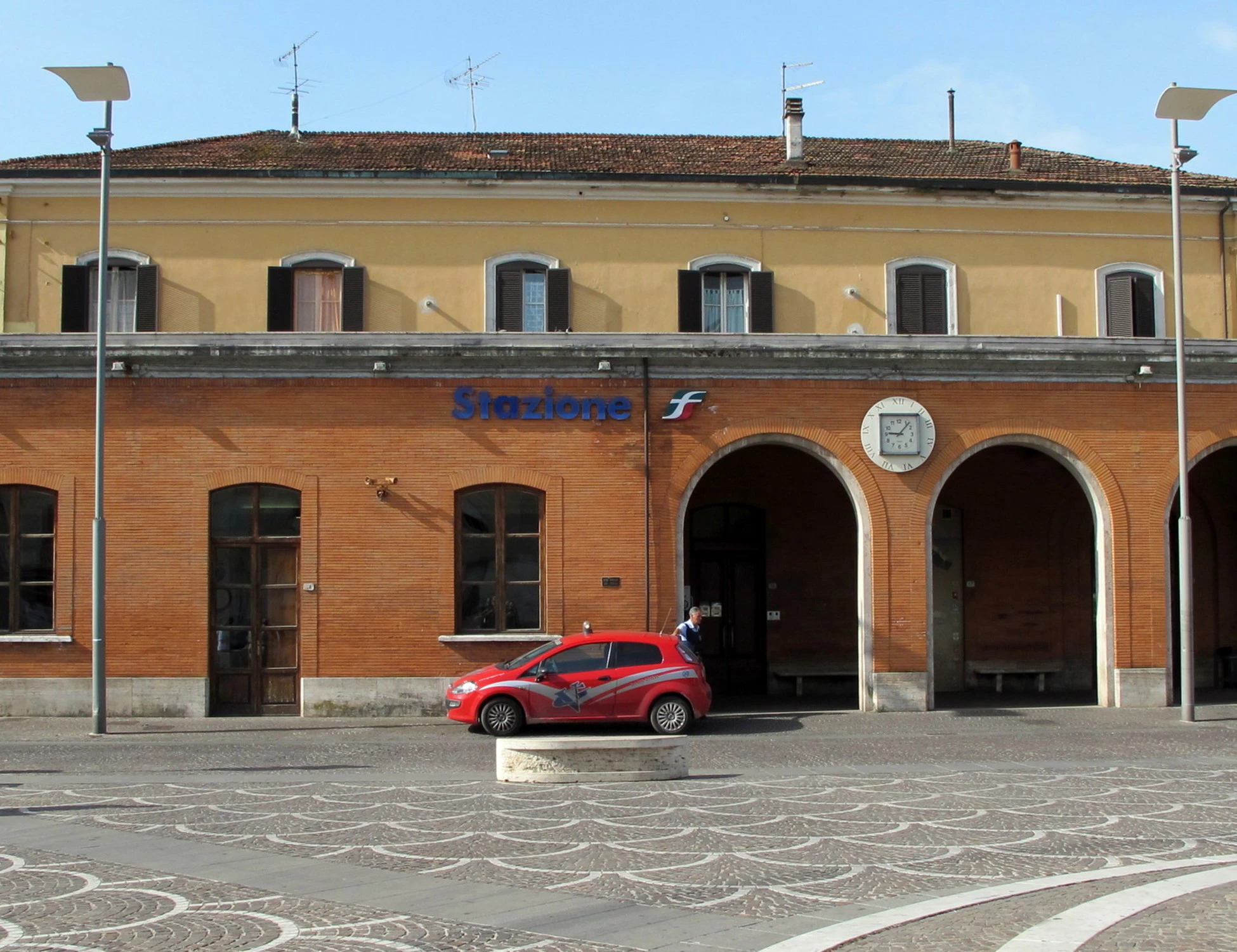 Pontedera, inseguimento alla stazione: cittadino blocca uomo con il volto coperto