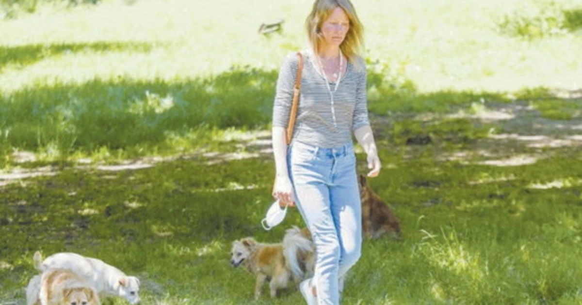 Flavia Vento al parco coi cani: "Natura meglio del sesso, che per me è una cosa molto triste"