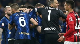 Inter, scoppia la sommossa dei tifosi: "Acerbi non è degno della maglia"
