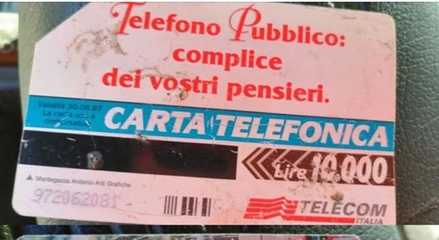 Roma, tessera telefonica del 1998 in un tombino: "Non veniva spurgato da 22 anni"