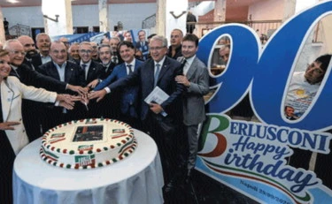 Napoli, Bruxelles e Villa Certosa: la festa tra partito e famiglia per i novant'anni di Silvio