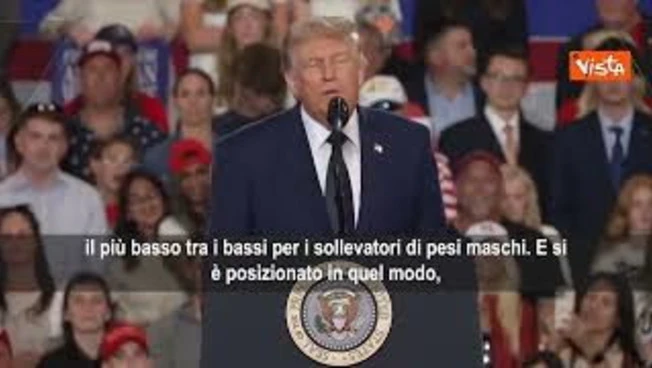 Trump imita atleta trans a una gara di sollevamento pesi: Non è ridicolo?
