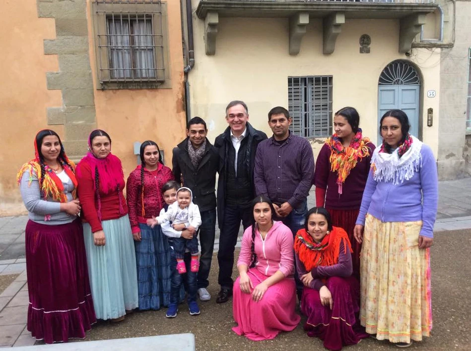 Foto con la famiglia rom: "Vi presento i miei vicini di casa", bufera sul presidente Enrico Rossi