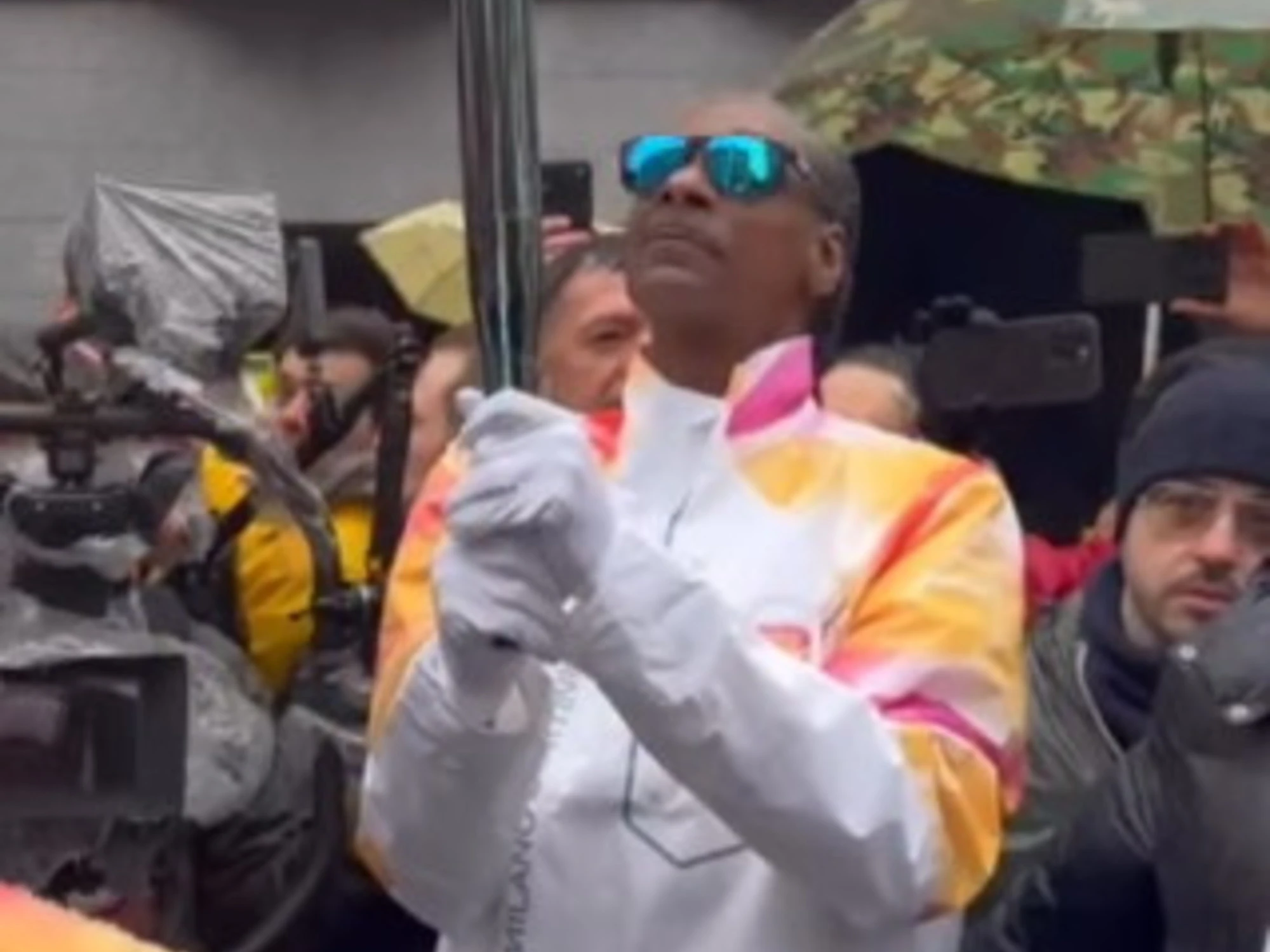 Milano-Cortina, Boldi non può sfilare: il recordman di canne sì