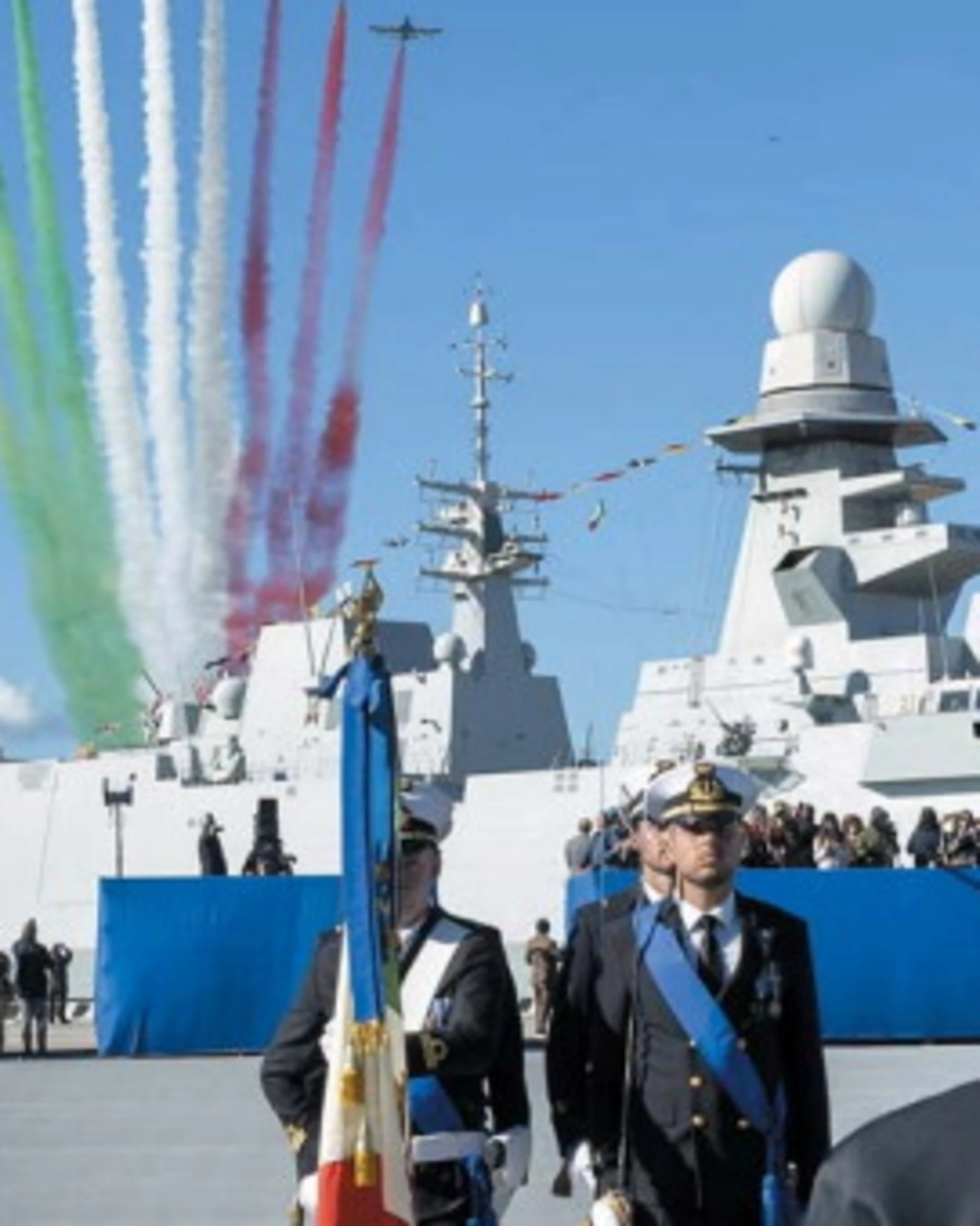 Che pena i compagni in piazza contro i militari