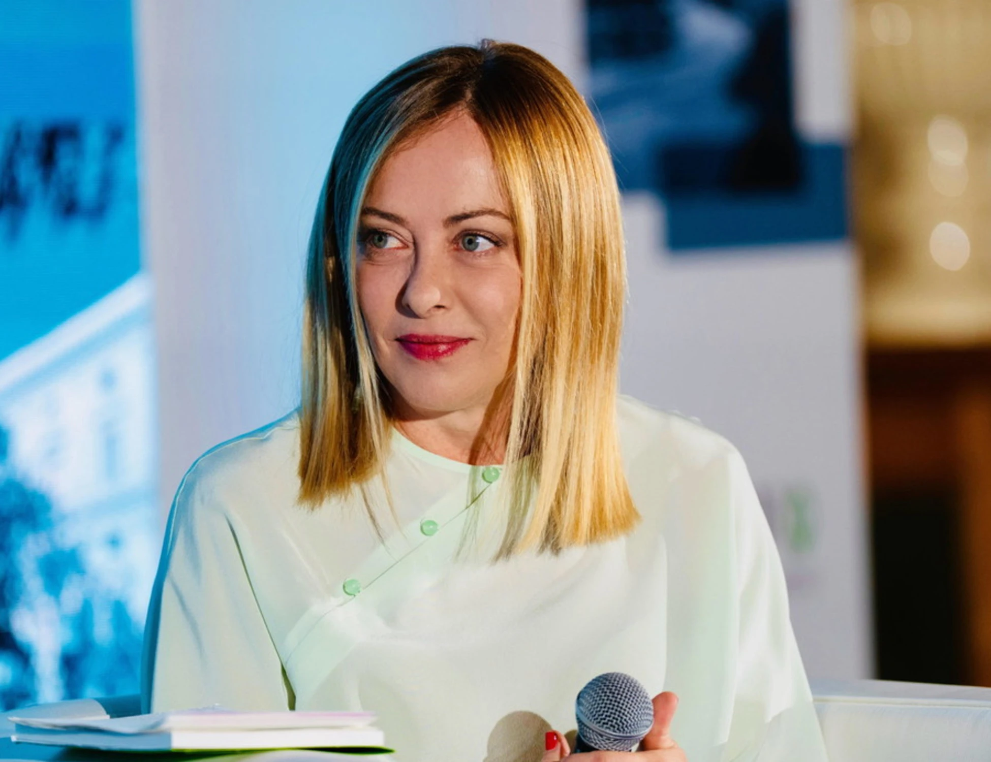 Giorgia Meloni, la tv francese esalta il premier: "La donna forte d'Europa"