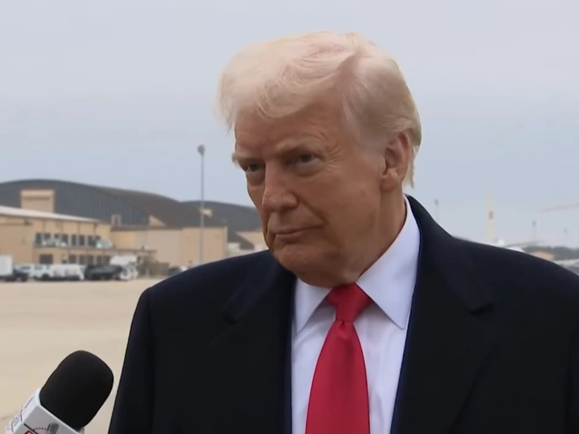 Donald Trump, un operatore lo colpisce in faccia? Clamoroso: ecco come reagisce