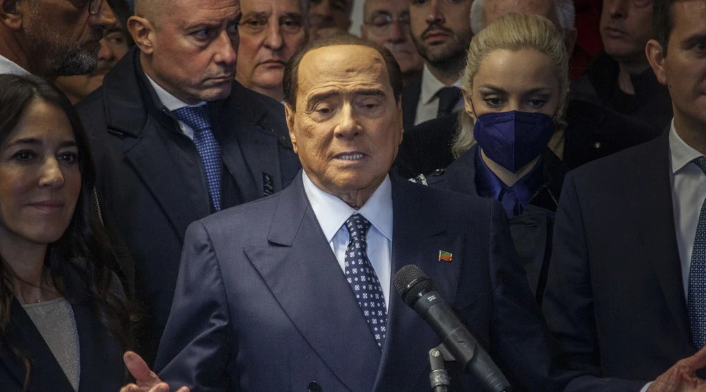 Silvio Berlusconi, "nessun bollettino fino a domani". Tutti al San Raffaele