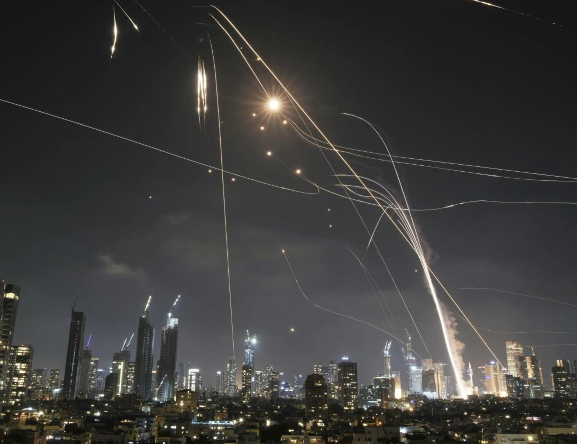 Israele, con l'Iran è guerra. Contrattacco Teheran, missili su Tel Aviv e Gerusalemme