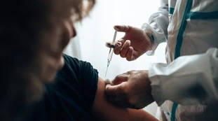 Omicron 2, il bollettino: "Perché muoiono centinaia di persone al giorno". Covid e vaccino, la "falla"