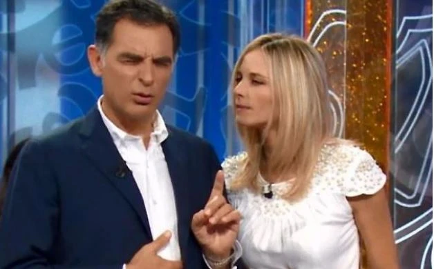 La vita in diretta, la battutina di Timperi imbarazza la Fialdini: "Con chi eri chiusa in ascensore?"