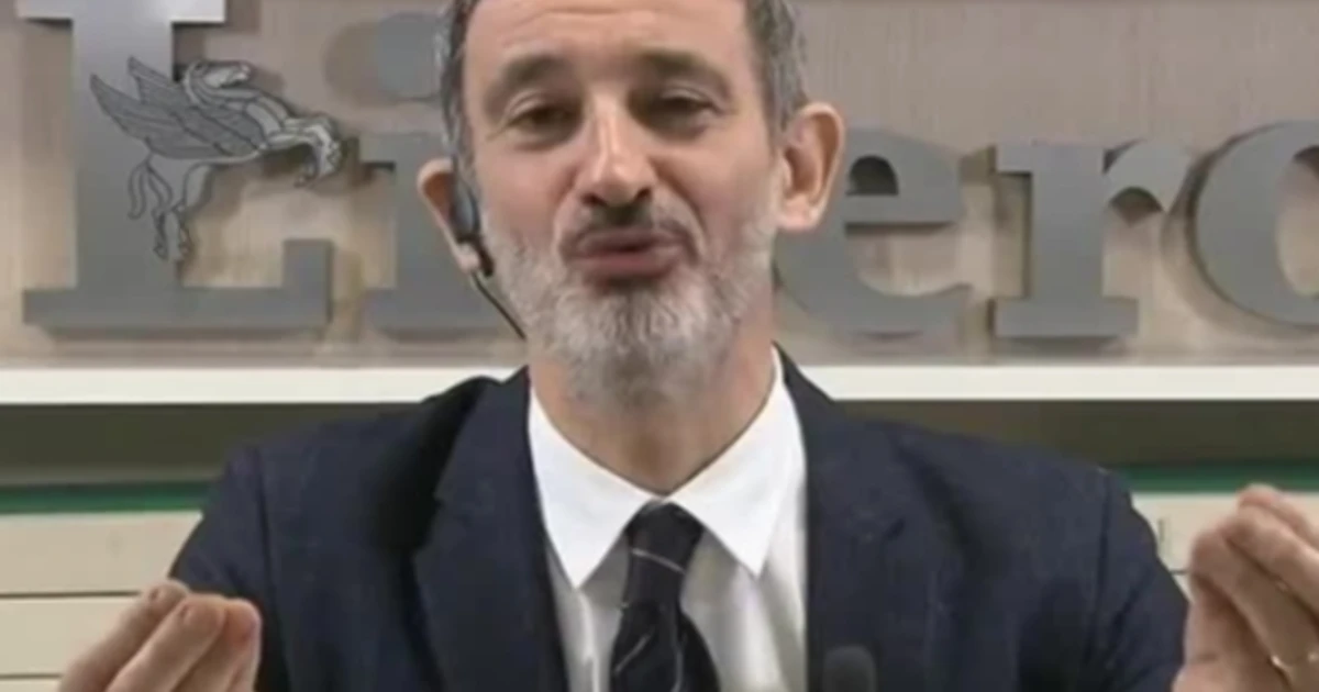 Pietro Senaldi contro Giuseppe Conte: "Genio al lavoro, ci chiede di isolarci ed esalta gli abbracci"