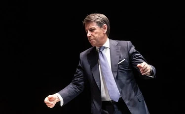 Giuseppe Conte, fango su Meloni: "Vigliacca. La postura dell'Italia? Arrancare"