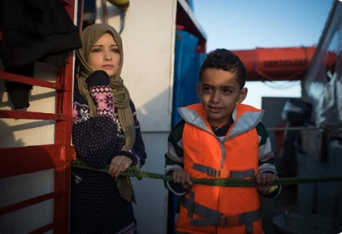 Immigrati, l'ultimo ricatto delle Ong per avere un porto: sui social la foto di mamma e figlio