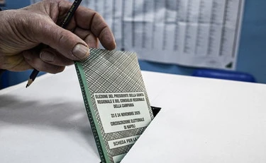 Regionali, in Veneto verso il trionfo di Stefani. In Campania e Puglia Fico e Decaro davanti