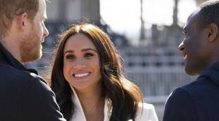 Meghan Markle, raptus durante il bacio: "Lo stava soffocando", com'è ridotto il principe Harry