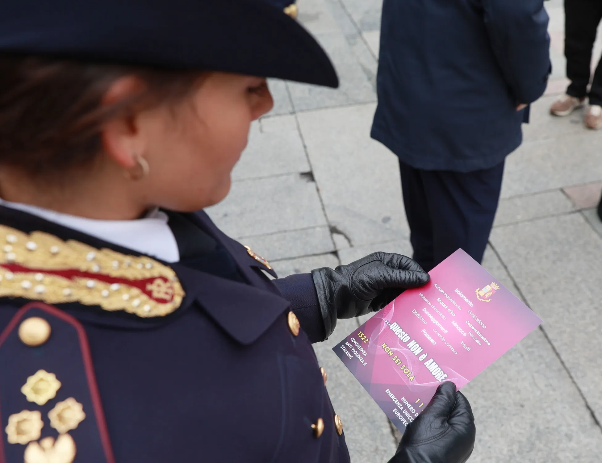Leggi l'articolo: "Donne poliziotte discriminate dalle gonne": Ue, l'ultima follia